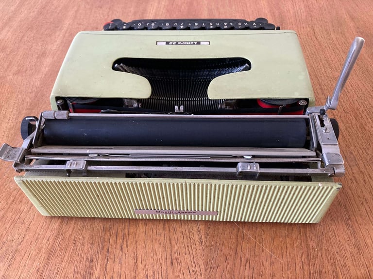 Vintage Olivetti Lettera 22 Portable Typewriter – Manual Included – No Case – Needs Service