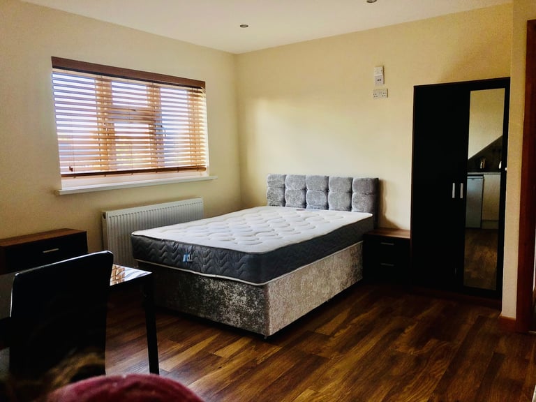Loft Studio for couple in Chingford £1150 INC BILLS