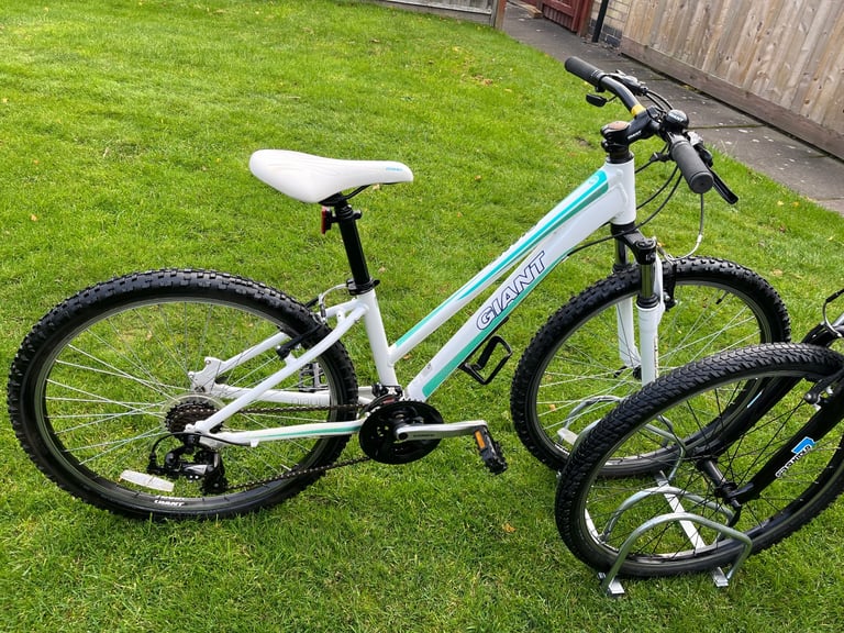 image for Giant Mountain bikes ( lightweight aluminium) size S/ M - Pristine condition 