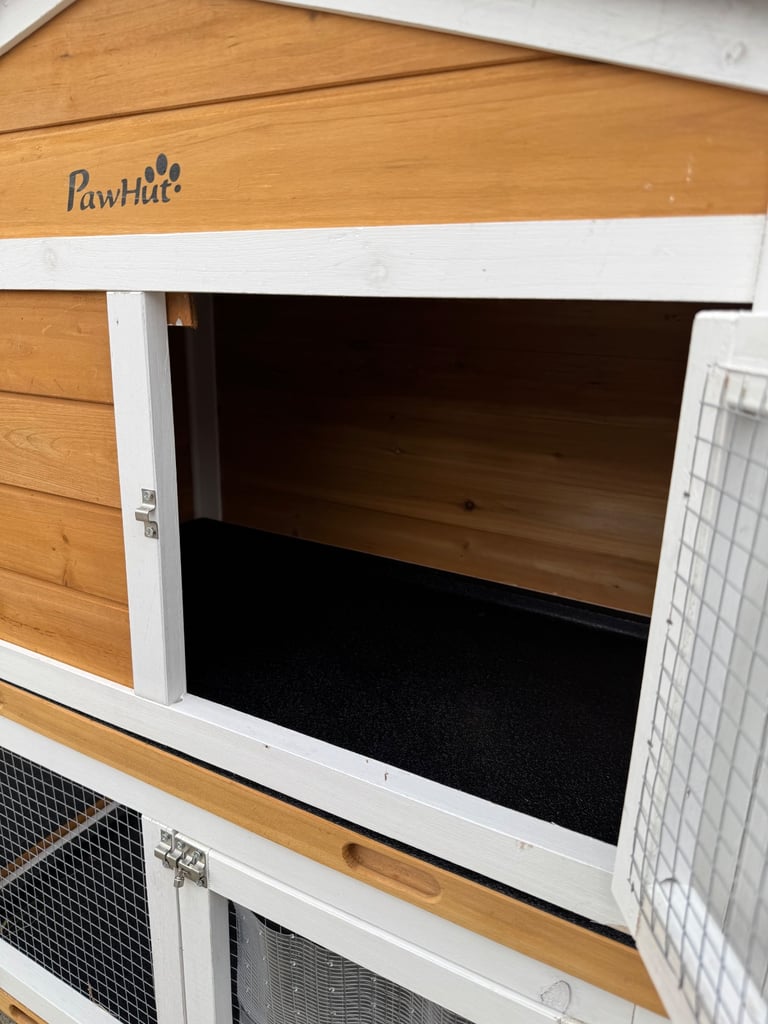 Brand new pawhut rabbit hutch