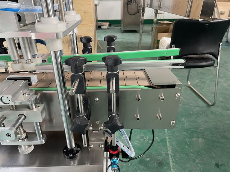 Automatic Tabletop Spray Cap Screw Capping Sealing Machine for Plastic Pet Glass Bottle