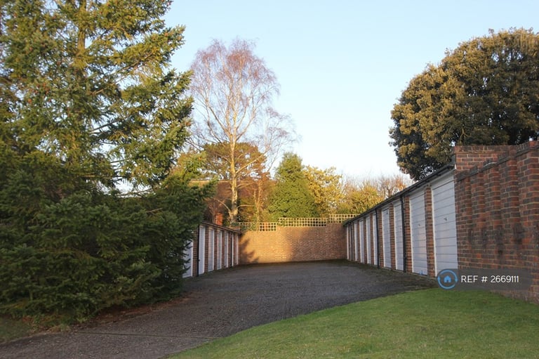 1 bedroom flat in Rossiter Lodge, Guildford, GU1 (1 bed) (#2669111)