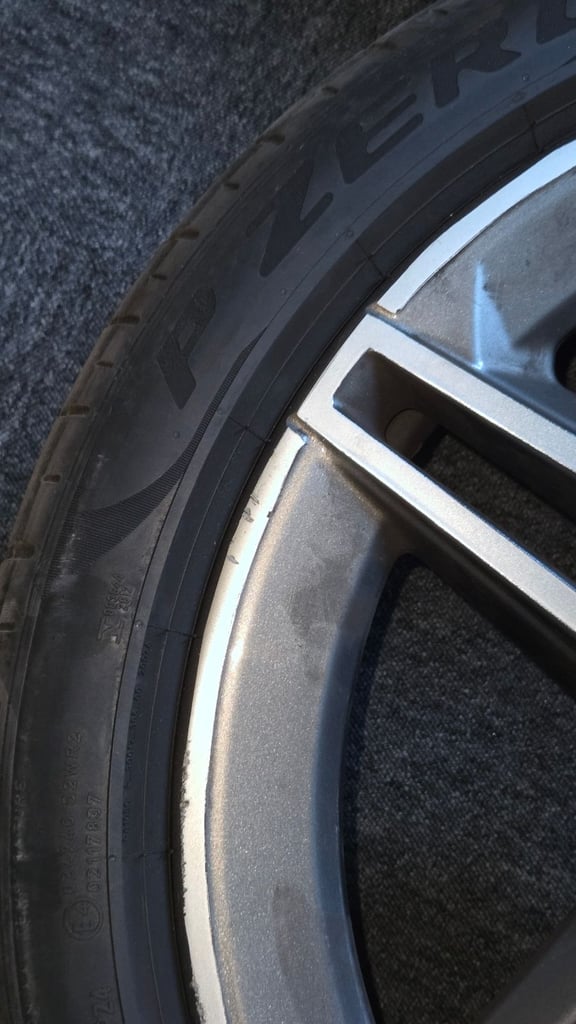 Mercedes Genuine 19 Inch 5 spoke alloy wheels and tyre