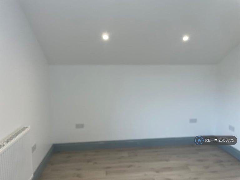2 bedroom flat in Clay Hill, Beenham, Reading, RG7 (2 bed) (#2663775)