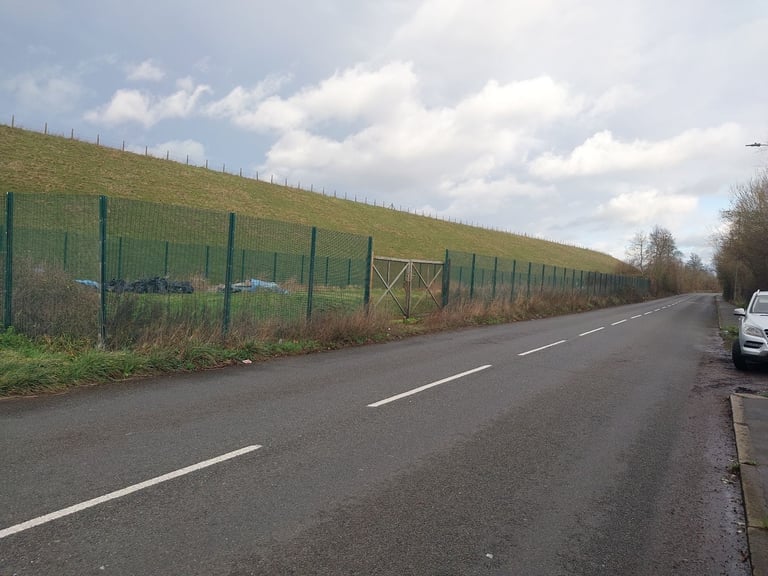 Land yard London Shepperton TW170QQ storage