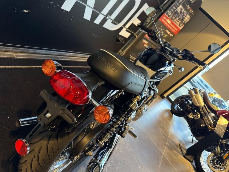 2025 Triumph Bonneville T120 PREMIUM TWIN COLOUR Petrol black 6 Speed