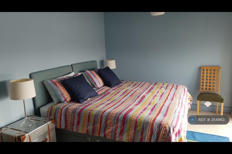 2 bedroom flat in Falcon Drive, Cardiff, CF10 (2 bed) (#2541163)