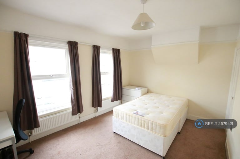 4 bedroom house in Grange Avenue, Reading, RG6 (4 bed) (#2679421)