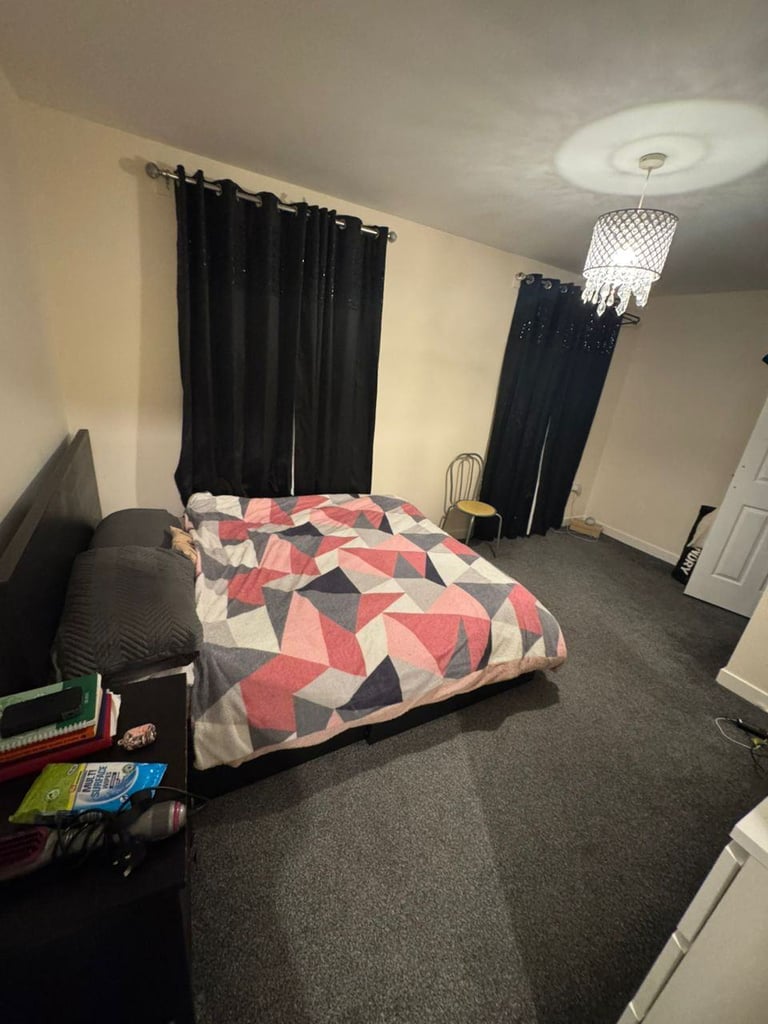 1 double room available for immediate rent in a furnished shared flat in Glasgow City Centre