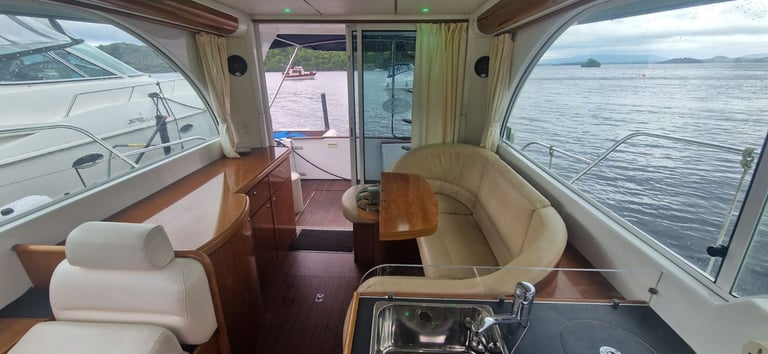 Beneteau 9.8m Flybridge 