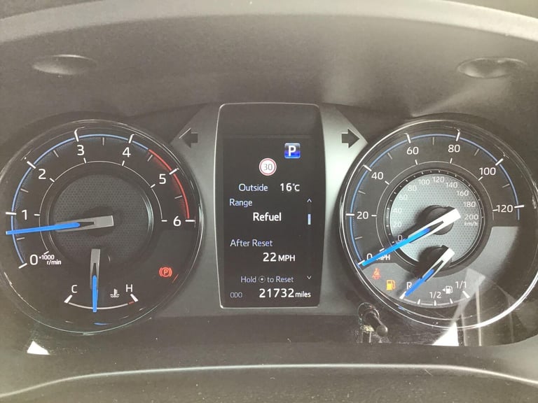 2022 Toyota Hilux 2.8 D-4D Invincible X Pickup Double Cab 4dr Diesel Auto 4WD Euro 6 (s/s) (2 PIC...