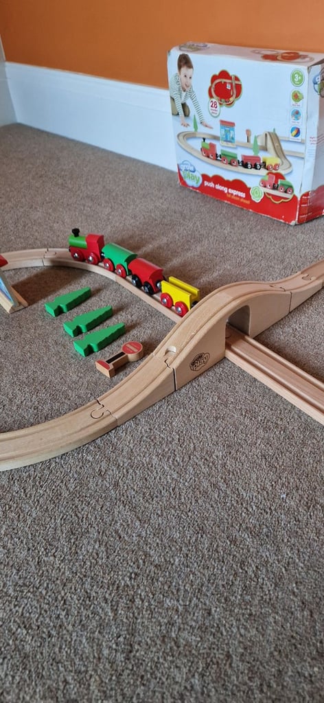 WOODEN TRAIN SET WITH TRAIN AND ACCESSORIES. No 2.