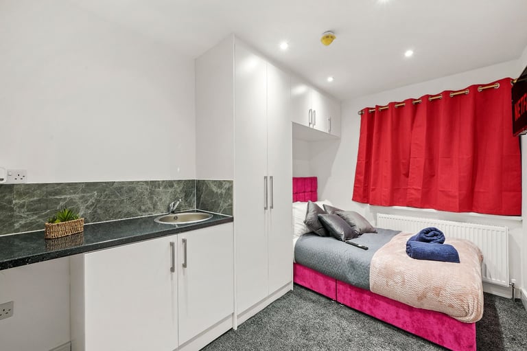 4 Bed in Northolt  ***HMO licensed - Company lets are welcomed***