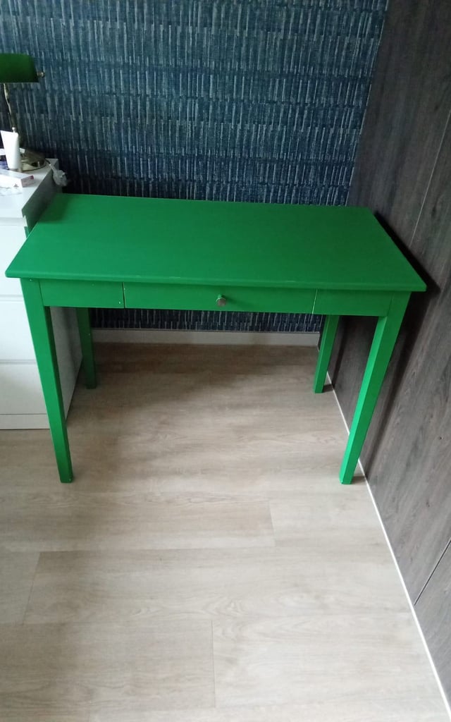 Green extendable table with drawer