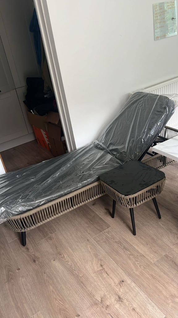 Lounger and table set 
