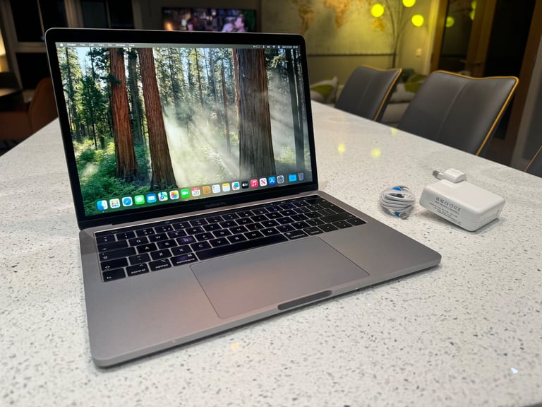 💻 Apple MacBook Pro 13” *Slim & Powerful*