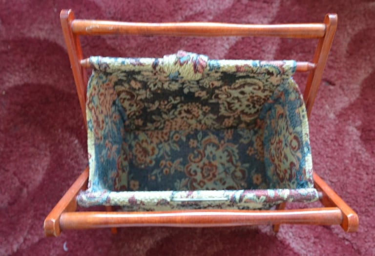 KNITTING BASKET KNITTING NEEDLES AND WOOL ODDMENTS  