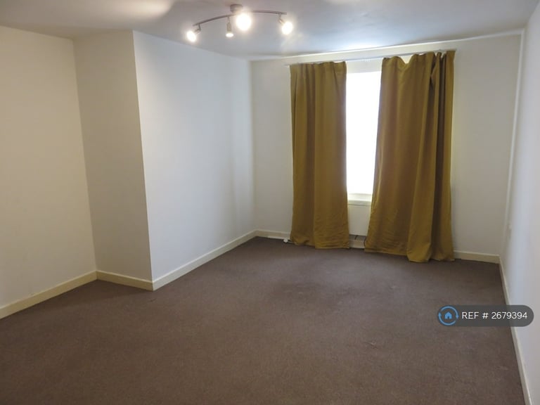 1 bedroom flat in Powell House, Bury, BL9 (1 bed) (#2679394)
