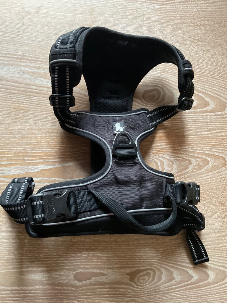 True love dog harness black size XL adjustable straps and reflective stitching 