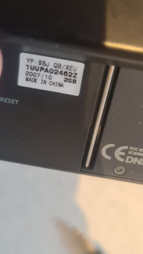 Samsung s5 tilt and slide speaker 2gb mp3 player. Fully Working and in great condition