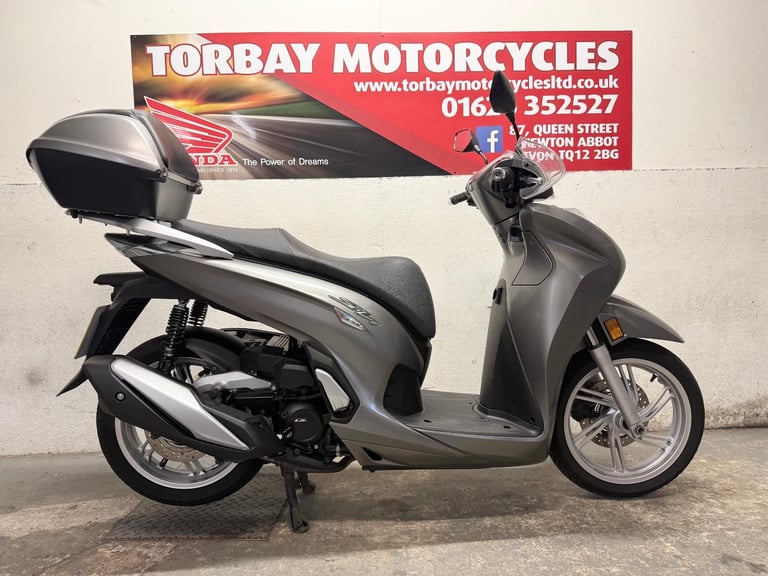 image for HONDA SH350i SCOOTER IN SATIN SILVER 1 OWNER FSH 2022 BIKE JUST 8164 MILES