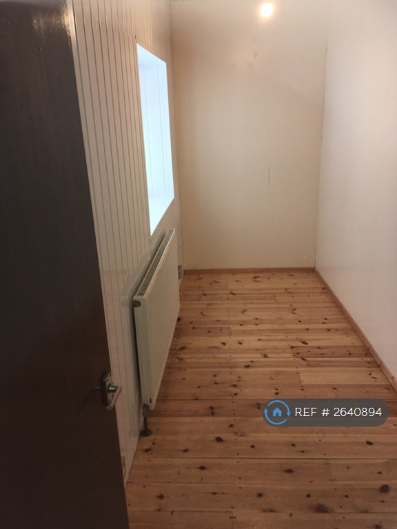 3 bedroom flat in Alma Road, Sheerness, ME12 (3 bed) (#2640894)