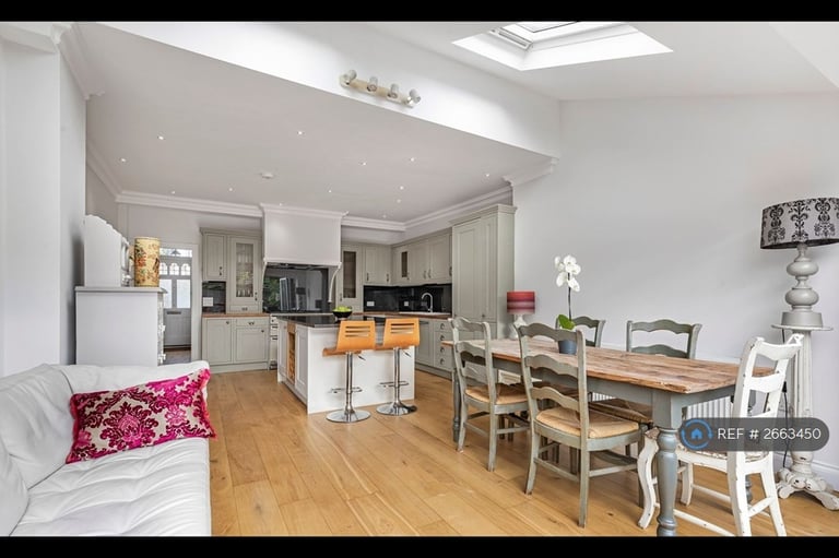 3 bedroom house in Ravensbury Road, London, SW18 (3 bed) (#2663450)