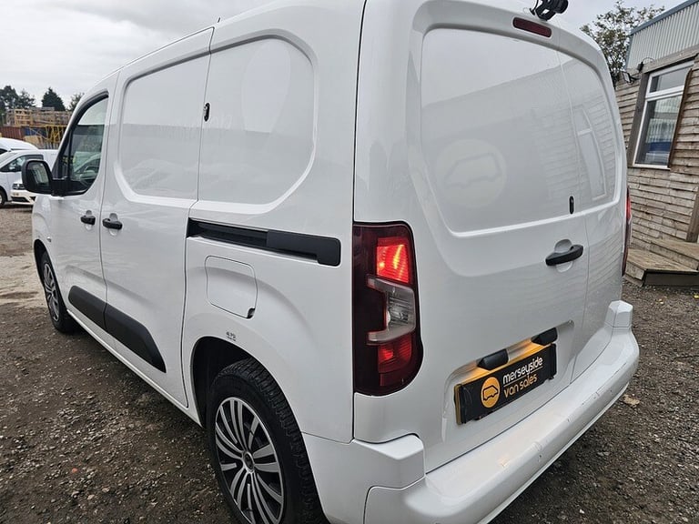 2020 Vauxhall Combo 2000 1.5 Turbo D 100ps H1 Sportive Van PANEL VAN DIESEL Manual