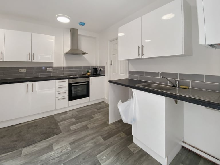 1 bedroom in Bullingdon Road, Oxford, OX4 Book Online - The Rent Guru {470}
