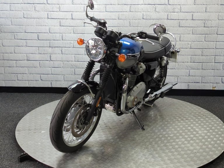 TRIUMPH BONNEVILLE T120, 2021/71, 8,842 MILE WITH FSH, BLUS AND SILVER