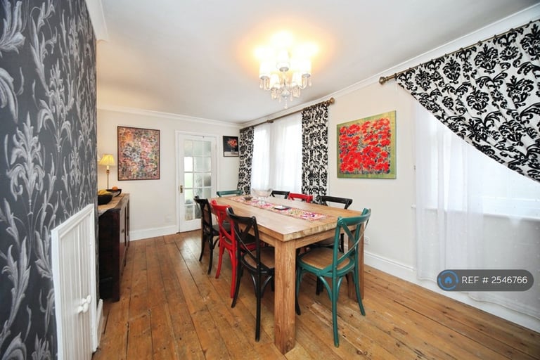 5 bedroom house in High Street, Tring, HP23 (5 bed) (#2546766)