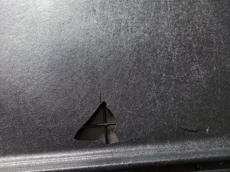 Large dog crate with removable plastic tray