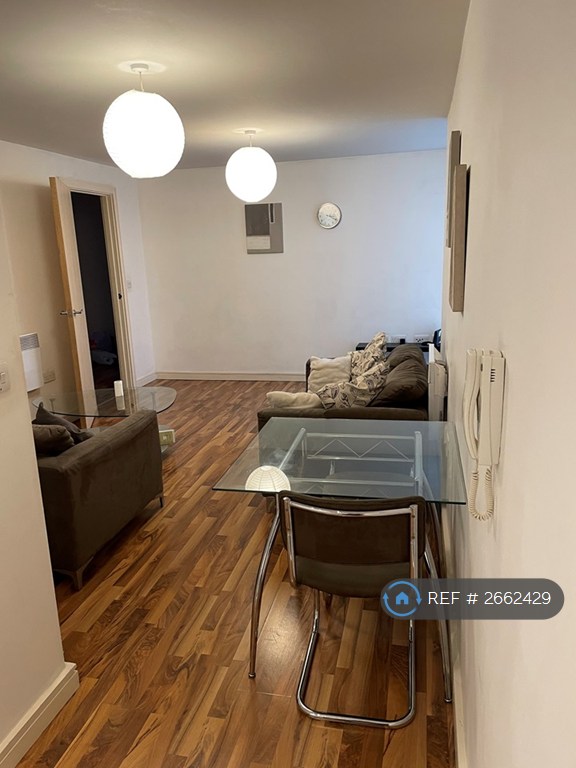 2 bedroom flat in The Quadrangle, Manchester, M1 (2 bed) (#2662429)
