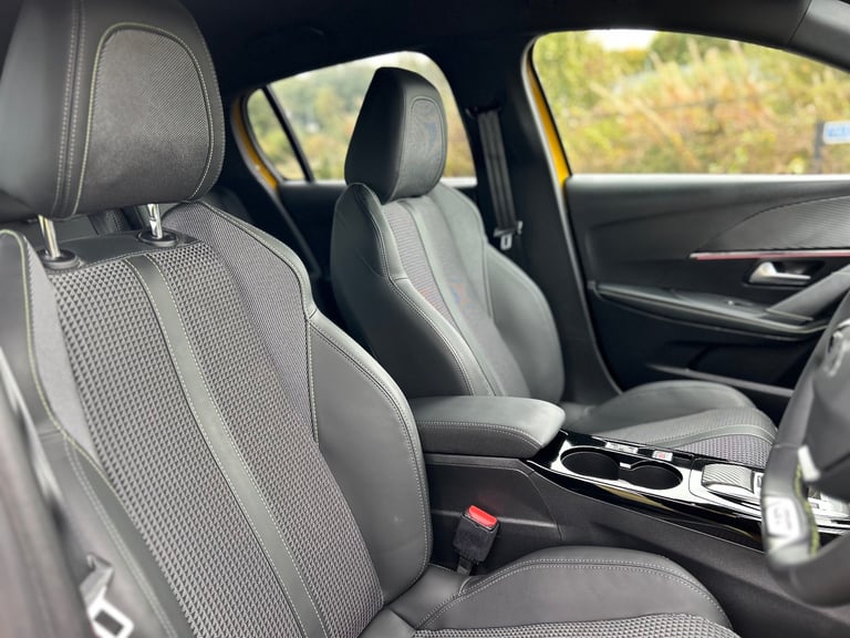 Peugeot, 208, Hatchback, 2022, Semi-Auto, 1199 (cc), 5 doors