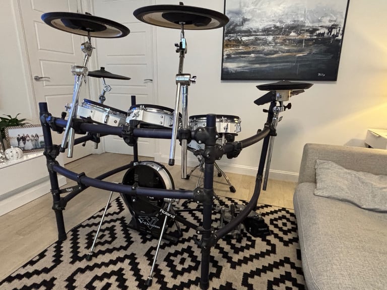 6 piece Electric Roland Drum kit plus hardware