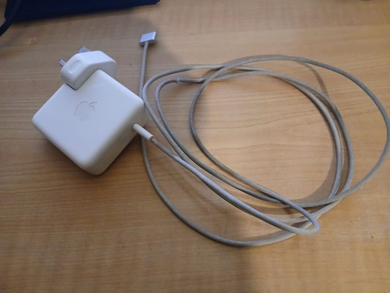 MacBook Pro M1 (2021) 16 GB – Ideal for Someone Who Just Wants to Mirror It – £250