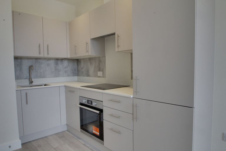 NEW MODERN ONE BEDROOM APARTMENT, CLOSE TO CHEAM STATION 