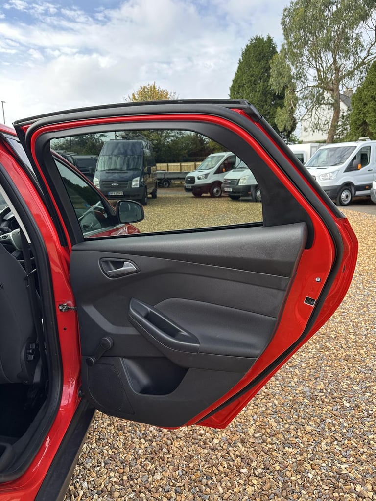 2014 Ford Focus 1.0T EcoBoost Zetec Navigator Hatchback 5dr Petrol Manual Euro 5 (s/s) (125 Hatch...