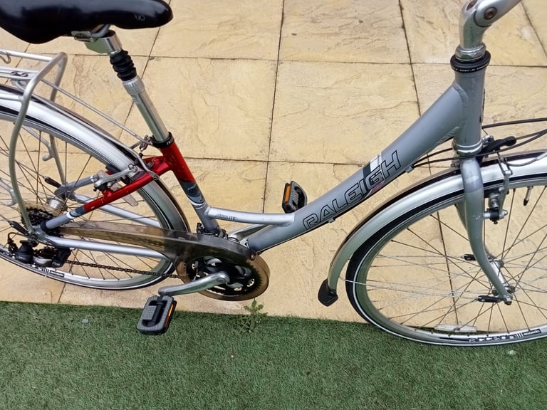 Ladies Raleigh Pioneer Airlite City Bike.