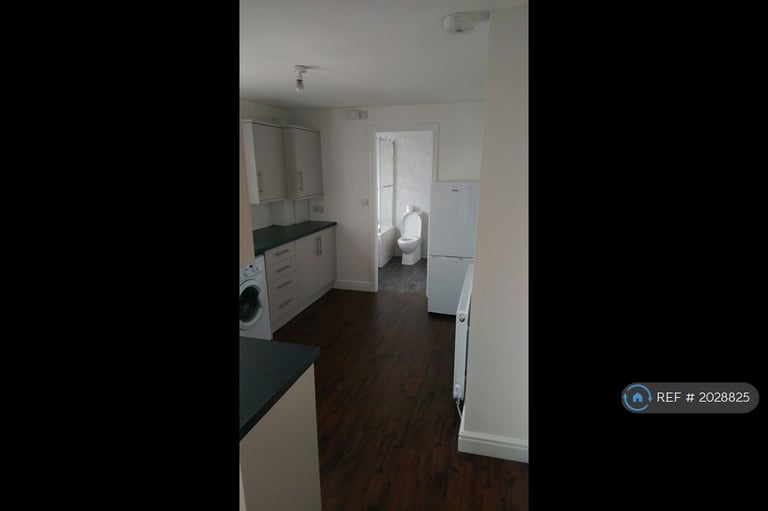 2 bedroom flat in Highfield Road, Widnes, WA8 (2 bed) (#2028825)