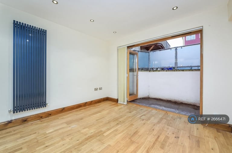 2 bedroom flat in Jowett Street, London, SE15 (2 bed) (#2666471)