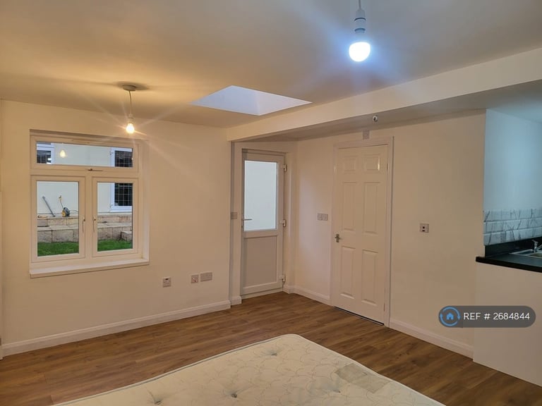 Studio flat in Chadwell Heath, Essex, RM6 (#2684844)