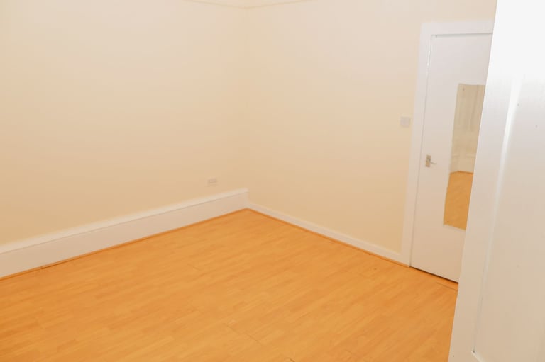 Newly Decorated 3-Bedroom Flat for Rent – Glasgow South Side