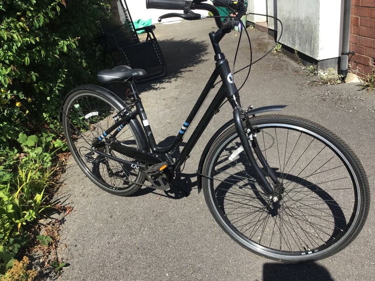Lady’s Giant hybrid bike.