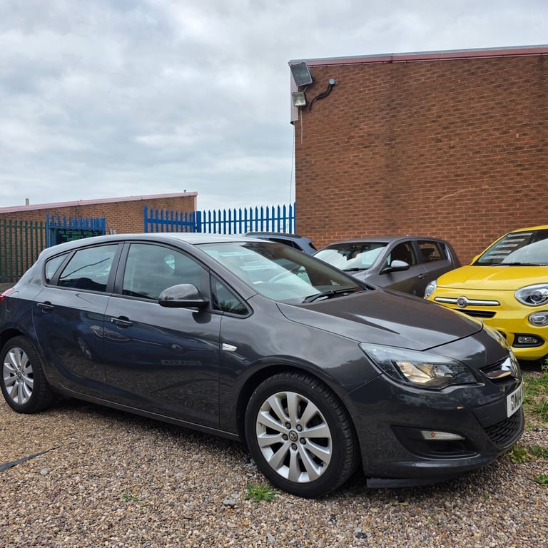 VAUXHALL ASTRA J DESIGN FACELIFT MODEL 1.7 DIESEL 110 BHP YEAR 2014 £20 ROAD TAX PER YEAR HPI CLEAR!