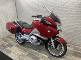 2005 (55 PLATE) BMW R1200 RT IN RED WITH PANNIERS.