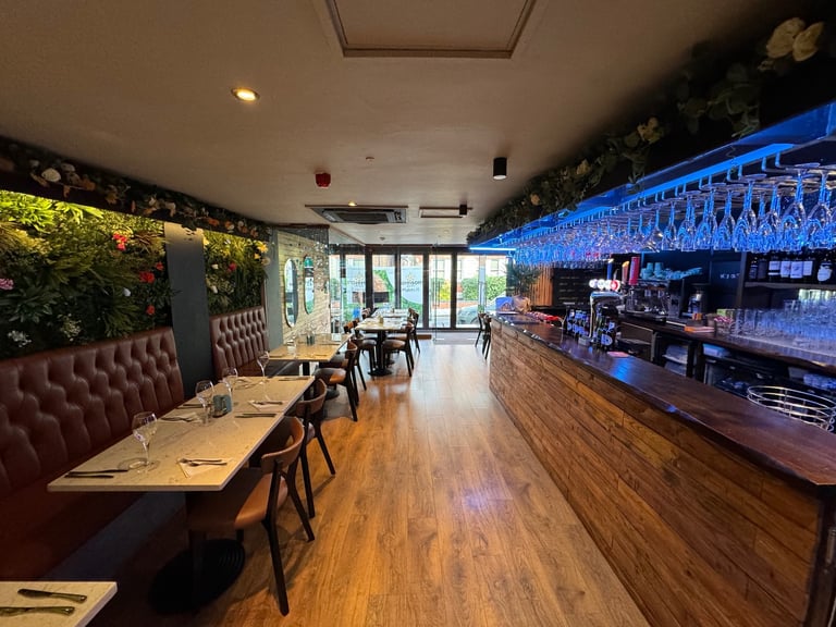 Restaurant/Luxury Bar Business For Sale - Prime Location - Modern Interior - Free Parking