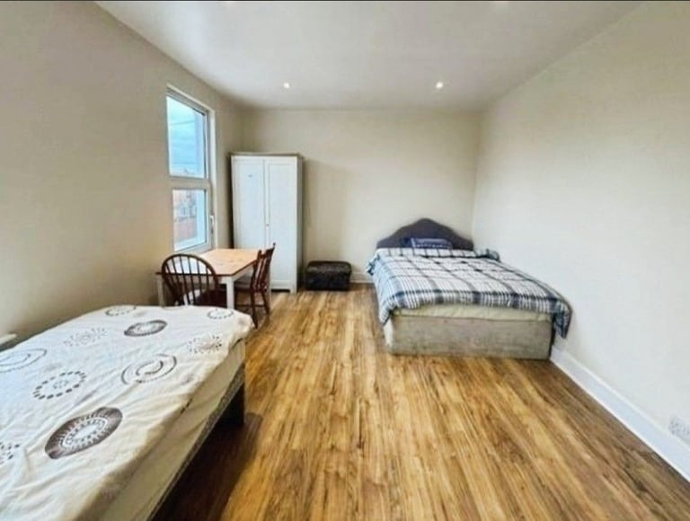6Bed 3Bath House to rent in Harrow - Thomson Road