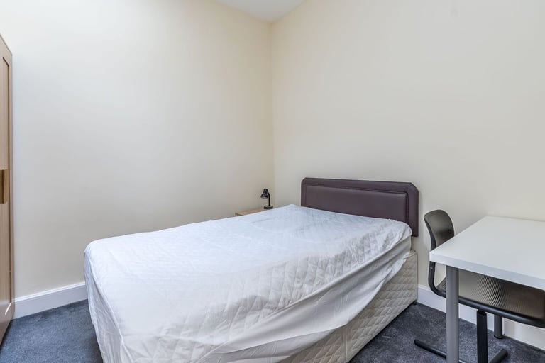 Spacious, 5 bedroom, HMO pending flat just off Lothian Road – available immediately
