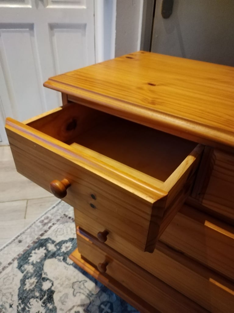 Pine Chest of drawers 